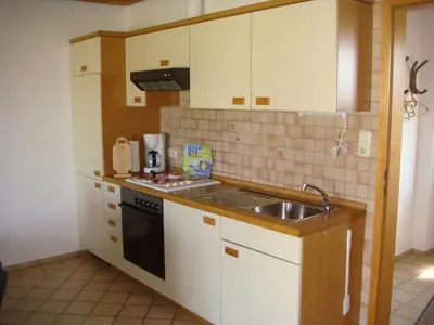 Küche/Küchenzeile in der Unterkunft Haus Sandboll DHH1