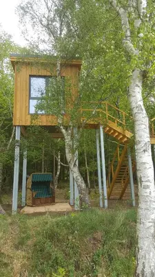 Ein Garten an der Unterkunft Kleines Baumhaus für Zwei