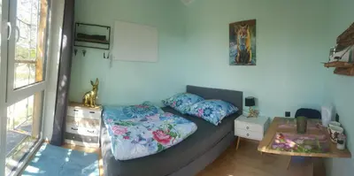 Ein Sitzbereich in der Unterkunft Kleines Baumhaus für Zwei