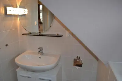 Ein Badezimmer in der Unterkunft Kernsaniertes Ferienhaus direkt hinterm Nordseedeich NW