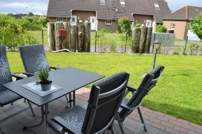 Ein Garten an der Unterkunft Kernsaniertes Ferienhaus direkt hinterm Nordseedeich NW