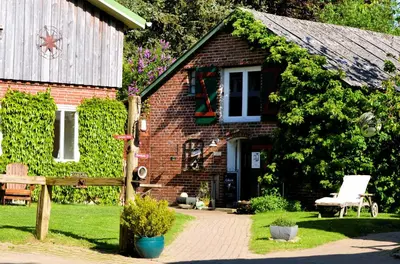 Ein Garten an der Unterkunft Kleines Landhotel Rehedyk