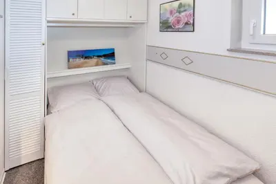 Ein Bett oder Betten in einem Zimmer der Unterkunft Terrassenhaus, FeWo 66