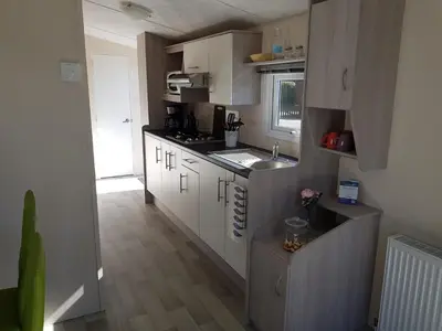 Küche/Küchenzeile in der Unterkunft Chalet Silbermöwe am Kransburger See 548