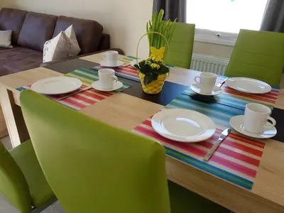Ein Sitzbereich in der Unterkunft Chalet Schwarzkopfmöwe am Kransburger See 549