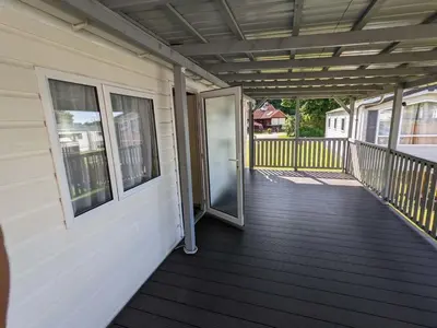 Ein Balkon oder eine Terrasse in der Unterkunft Chalet Kegelrobbe mir riesiger überdachter Terrasse am Kransburger See 544
