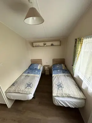 Ein Bett oder Betten in einem Zimmer der Unterkunft Chalet Kegelrobbe mir riesiger überdachter Terrasse am Kransburger See 544