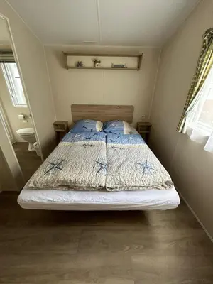 Ein Bett oder Betten in einem Zimmer der Unterkunft Chalet Kegelrobbe mir riesiger überdachter Terrasse am Kransburger See 544