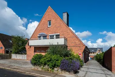 Das Gebäude in dem sich das Ferienhaus befindet