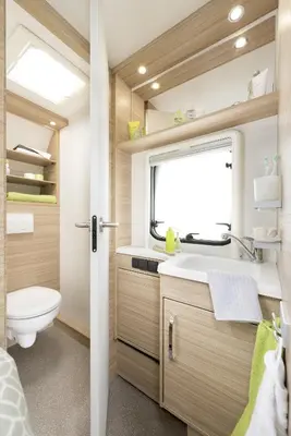 Ein Badezimmer in der Unterkunft Luxuswohnwagen Wels am Kransburger See 354a