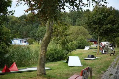 Ein Garten an der Unterkunft Luxuswohnwagen Butterfisch am Kransburger See 420