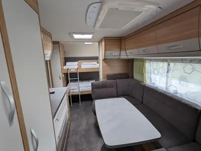 Ein Sitzbereich in der Unterkunft Premiumwohnwagen Grauer Kranich am Kransburger See 43