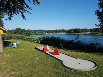 Blick auf einen Fluss in der Nähe des Campingplatzes