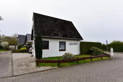 Das Gebäude in dem sich das Ferienhaus befindet