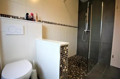 Ein Badezimmer in der Unterkunft Haus am Wasser - a90627