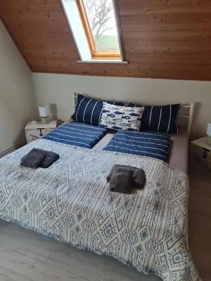 Ein Bett oder Betten in einem Zimmer der Unterkunft Wattnest - Ferienwohnung direkt in erster Meereslinie am Deich