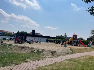 Ein Kinderspielbereich in der Unterkunft Bezaubernde Ferien-Doppelhaushälfte für Familien bis 4 Personen