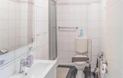 Ein Badezimmer in der Unterkunft Beautiful Apartment In Friedrichskoog
