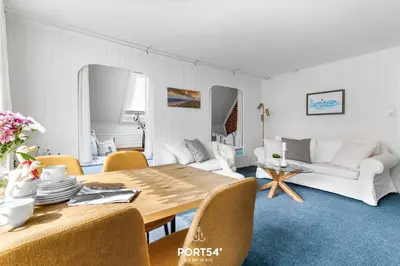 Ein Sitzbereich in der Unterkunft Ferienwohnung Hausboot an der Lagune Zwischendeck Büsum