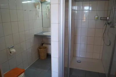 Ein Badezimmer in der Unterkunft Hotel Neuses