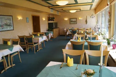 Ein Restaurant oder anderes Speiselokal in der Unterkunft Hotel Neuses