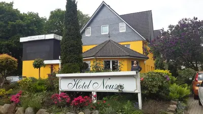Ein Garten an der Unterkunft Hotel Neuses