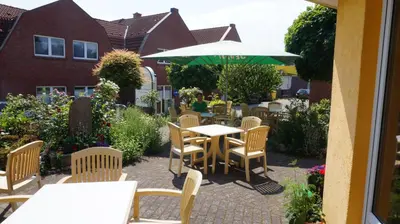 Ein Garten an der Unterkunft Hotel Neuses