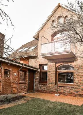 Das Gebäude in dem sich das Ferienhaus befindet
