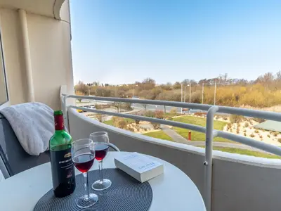 Ein Balkon oder eine Terrasse in der Unterkunft Moderne strandnahe Fewo inkl Pool, Sauna, Whirlpool & Strandkorb - 235