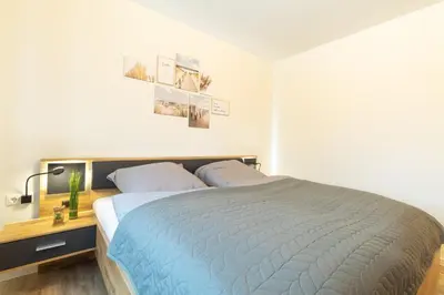 Ein Bett oder Betten in einem Zimmer der Unterkunft Ferienwohnung Seebrise - Dorumer Sielhuus 9