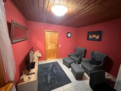 Ein Sitzbereich in der Unterkunft Apartment Holzhaus