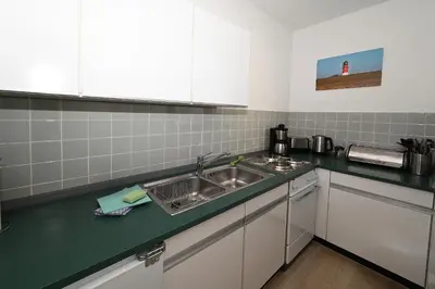 Küche/Küchenzeile in der Unterkunft Büsumer Hochhaus Meerblick 9