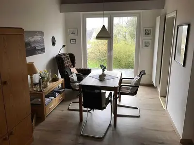Ein Sitzbereich in der Unterkunft Ferienwohnung Deichschatz