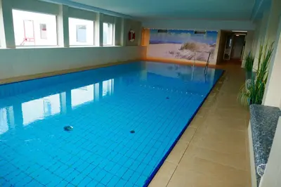 Der Swimmingpool an oder in der Nähe von FeWo Terrassenhaus Duhnen mit Meerblick - 6. Etage