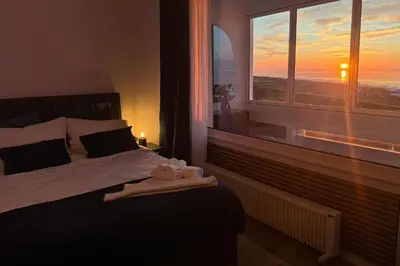 Ein Bett oder Betten in einem Zimmer der Unterkunft CuxHeaven - modernes Studio-Apartment direkt am Meer mit Pool, Sauna und Massage
