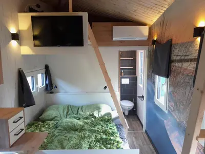 Ein Bett oder Betten in einem Zimmer der Unterkunft Tiny Haus Blanker Hans auf dem Campingplatz Strandgut