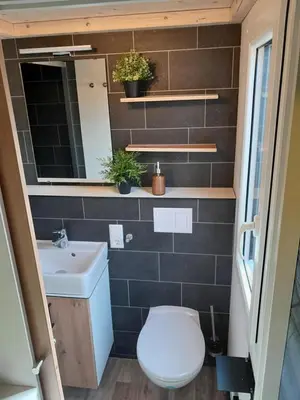 Ein Badezimmer in der Unterkunft Tiny Haus Blanker Hans auf dem Campingplatz Strandgut