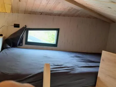 Ein Bett oder Betten in einem Zimmer der Unterkunft Tiny Haus Blanker Hans auf dem Campingplatz Strandgut