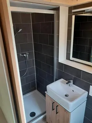 Ein Badezimmer in der Unterkunft Tiny Haus Blanker Hans auf dem Campingplatz Strandgut