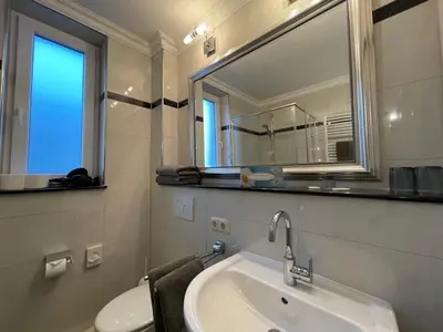 Ein Badezimmer in der Unterkunft Deichvoigt Fewo nah am Sandstrand Döse Duhnen