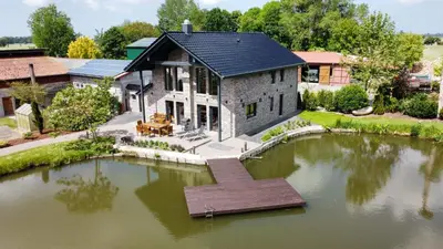 Das Gebäude in dem sich das Ferienhaus befindet