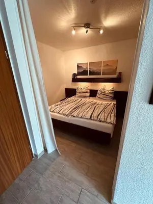 Ein Bett oder Betten in einem Zimmer der Unterkunft Sanja - Ferienwohnung im Friesenhof