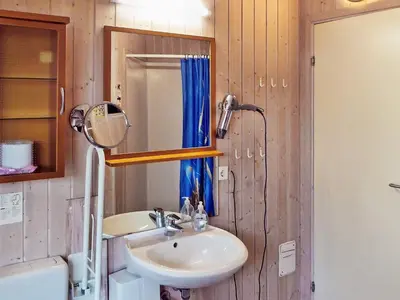 Ein Badezimmer in der Unterkunft 12 person holiday home in Otterndorf