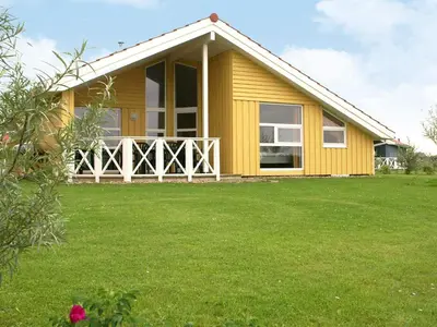 Ein Garten an der Unterkunft 12 person holiday home in Otterndorf
