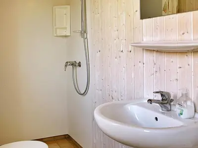 Ein Badezimmer in der Unterkunft 12 person holiday home in Otterndorf