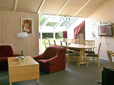 TV/Unterhaltungsangebot in der Unterkunft 12 person holiday home in Otterndorf
