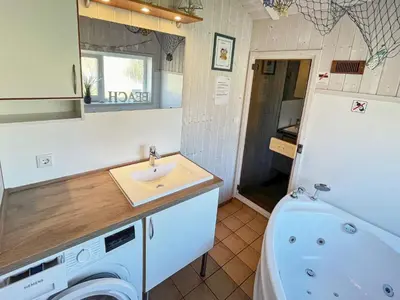 Ein Badezimmer in der Unterkunft 6 person holiday home in Otterndorf