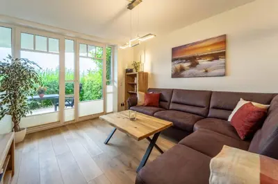 Ein Sitzbereich in der Unterkunft De Wisch - Frisch renovierte Wohnung direkt am Deich