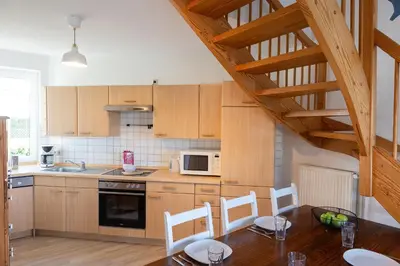 Küche/Küchenzeile in der Unterkunft Ferienhaus Achteck am Deich, Graureiherweg 4a