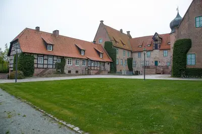 Das Gebäude in dem sich das Ferienhaus befindet